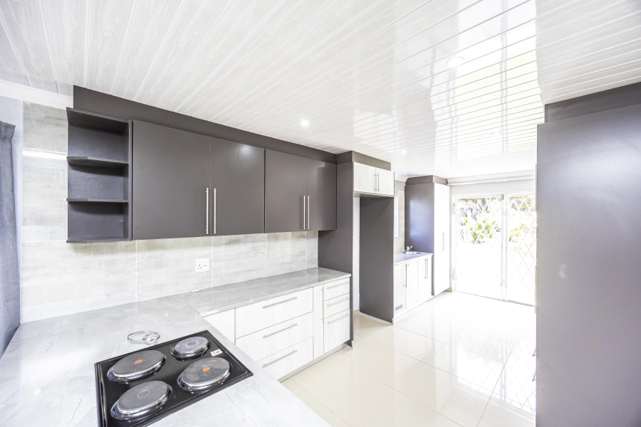 5 Bedroom Property for Sale in Sunnyridge Eastern Cape